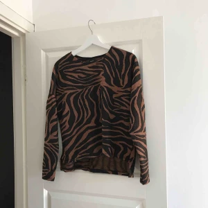  - Aldrig använd tröja, tillhör ett set med liknande byxor.   Kan fraktas 🌸