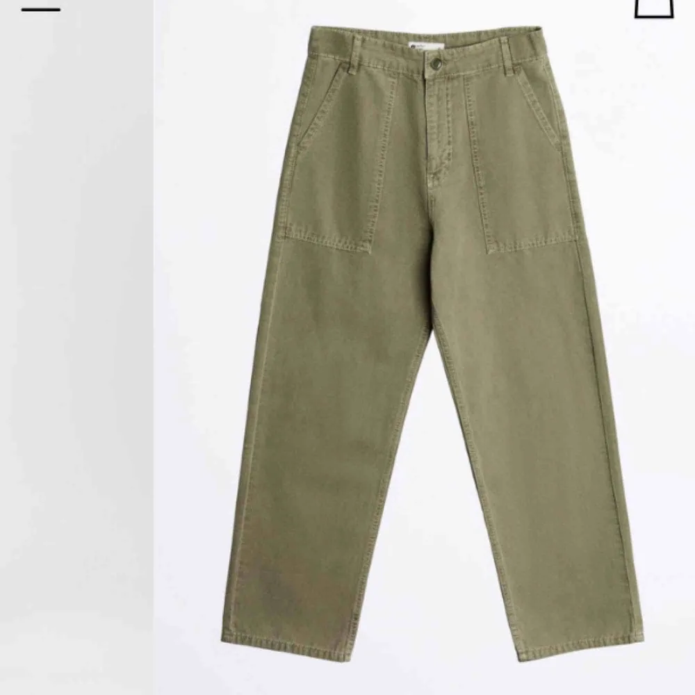 300 inkl frakt Dessa byxor finns i butik idag för 500kr  Säljer dom för att de är för små. Annars är de använda 1 gång. . Jeans & Byxor.