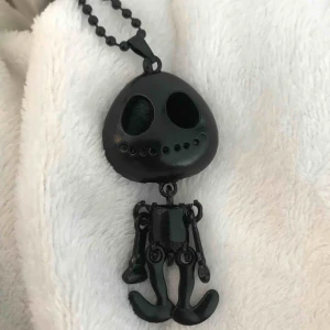  - Svart skelett halsband (frakt tillkommer)