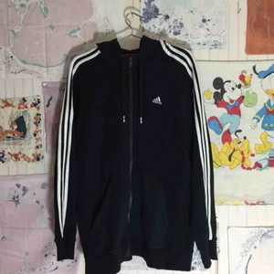  - SVART ADIDAS HOODIE.  Strl XL i bra skick. Finns i Sthlm.  Möts helst upp, men kan skickas mot porto.  Har swish! 