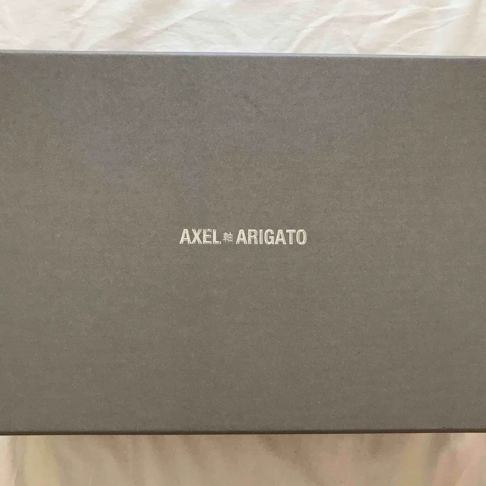 Splitternya sneakers från Arigato, aldrig använda pga för liten storlek! Nypris 1,850, men säljs för 700 vid snabb affär!!. Skor.