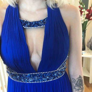  - Pris kan diskuteras! Inköpt till 9ans bal 2016 använd en gång, därför väldigt unik då den inte går att få tag i längre. Passar även en 36 i storlek. Tror den kostade runt 2500kr.  Svarar gärna om du har några frågor.