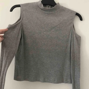  - Fest tröja med bara armar och dragkedja i nacken 