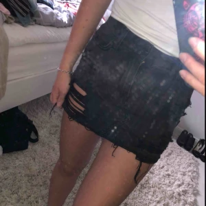  - Supercool kjol från hollister! Knappt använd alls dvs så gott som ny! Har tyvärr vuxit ur den där av säljer jag den! 
