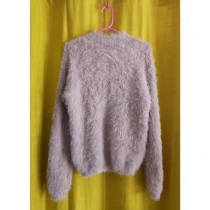  - Super mysig fluffig ljusrosa tröja! Perfekt till hösten och vintern. Storlek M men tröjan är väldigt stretching. För fler bilder skicka gärna meddelande.  Frakt tillkommer. 