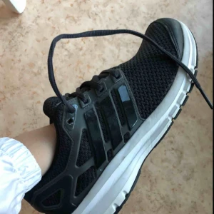  - Knappt använda adidas träningsskor strl 38-39 