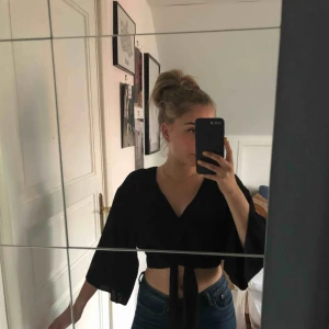  - Säljer denna söta cropp topp från & Other stories, sparsamt använd! Bredare i armen med knytning i midjan, supersnygg till sommaren🌸 Köparen står för frakten, frakt 42kr