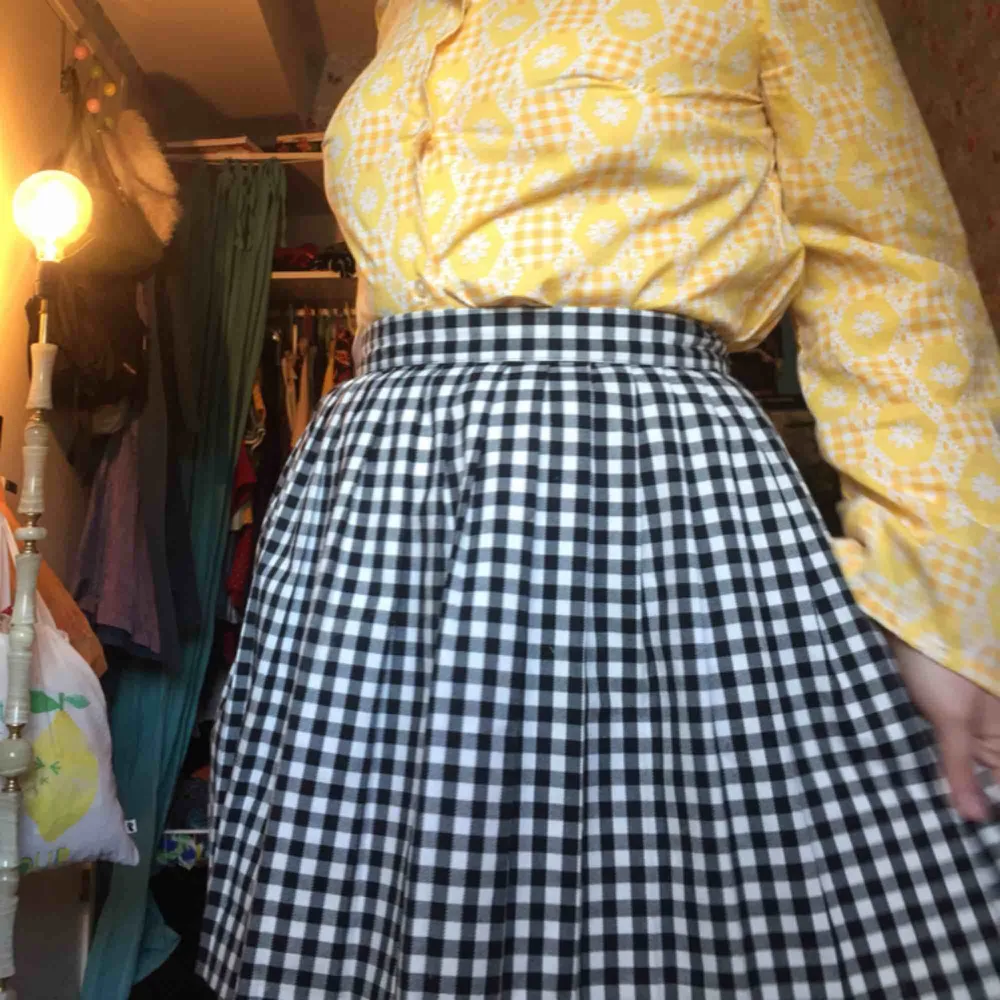 Söt rutig kjol från monki köpt för några år sedan🌼 skulle säga att kjolen är en liten 38⭐️ Möts i Stockholm eller så fraktar jag🌎. Kjolar.