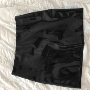  - Svart kort lackkjol från HM, använd fåtalet gånger så i mycket gott skick. Storlek 40 men skulle säga att den passar en 38a med! I priset inför frakt! Kan även mötas upp i Västerås!