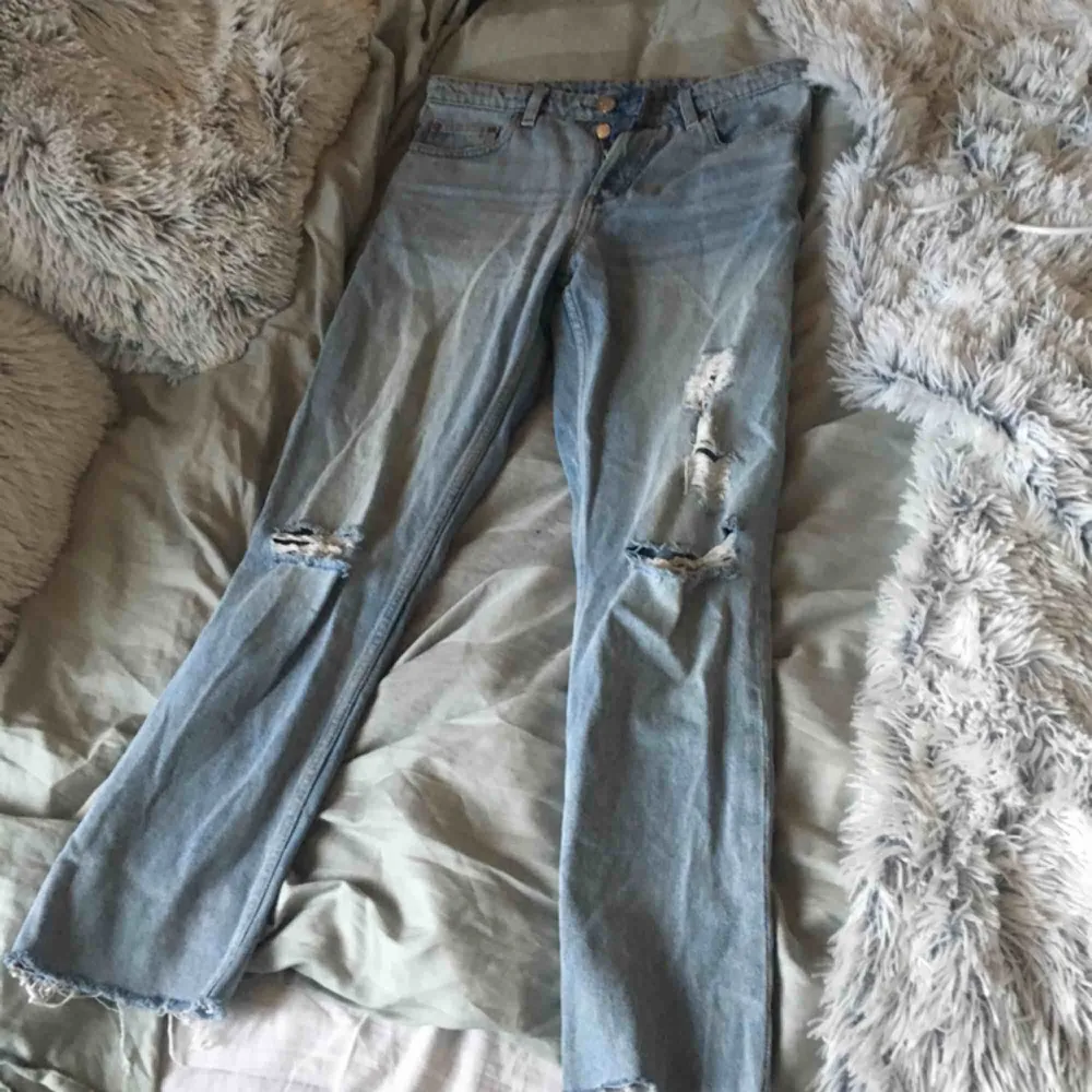 Super fina slitna midwaist slitna jeans från monki ! . Jeans & Byxor.