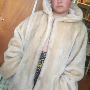  - En vår/höst/vinterjacka köpt på humana i fakefur! Går att lagra så att den håller värme och är praktisk. Eller bara använda som statementpiece! Har två fickor och en gosig och skön huva 