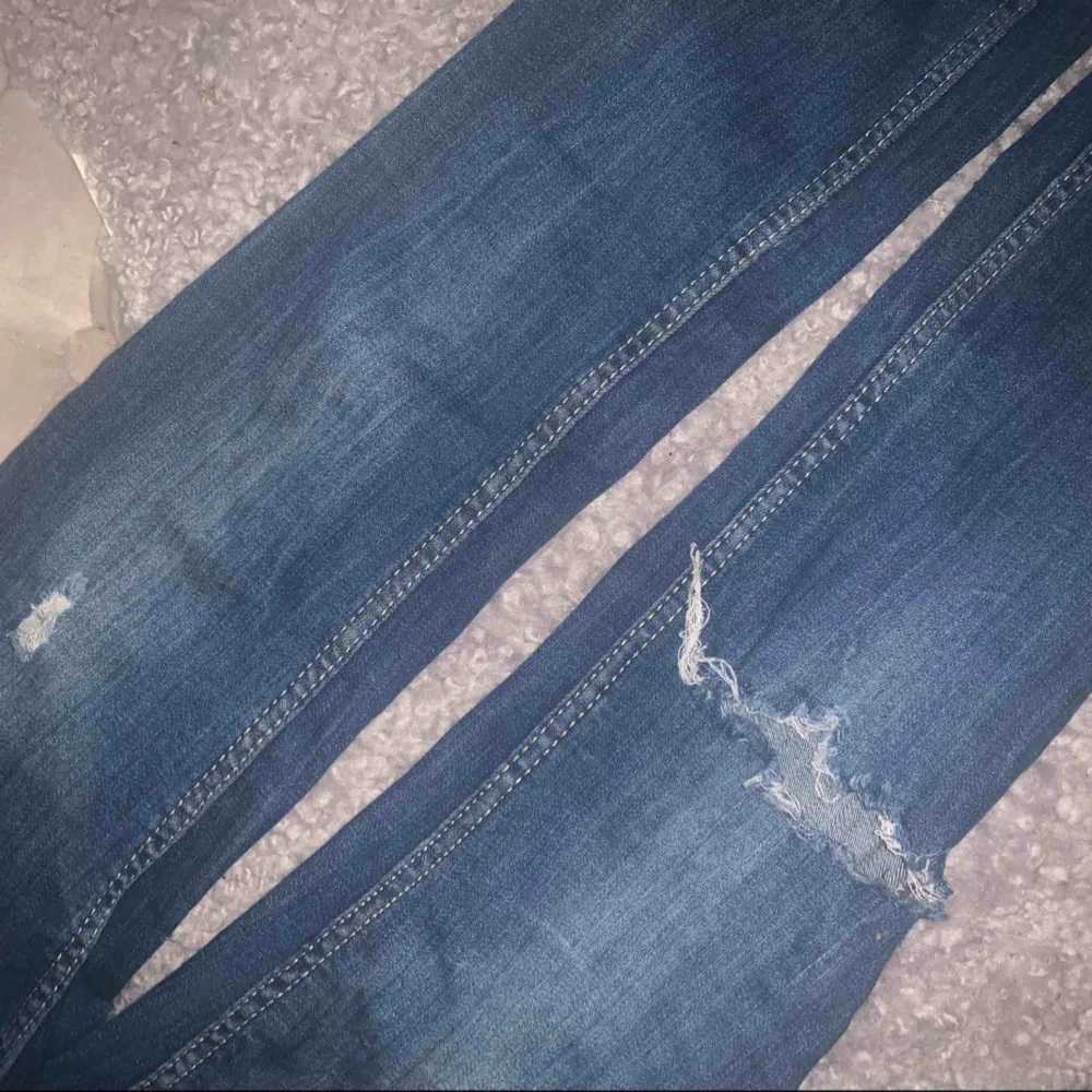 Hej! Säljer dessa superfina jeans i den perfekta färgen! Tyvärr inte kommit mycket till andvändning då dom e för små! Hör av dig vid frågor! 🤠. Jeans & Byxor.