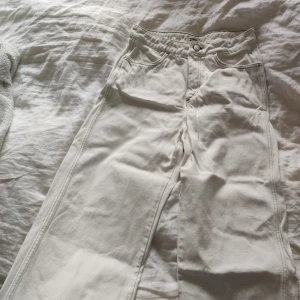  - Vita Vida byxor från weekday med mörka sömmar, i gott skick. Skickas mot frakt!