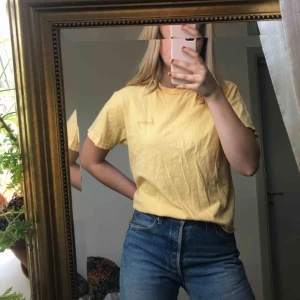  - T-shirt från Brandy Melville! Trendig och superfin att ha i sommar 😍 One size, men passar XS-M. Jag är i S för preferens. Frakt tillkommer! Kontakta om du har frågor ❤️❤️❤️