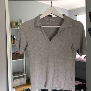  - Ribbad tröja från weekday, frakt ingår i priset!