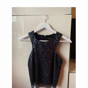  - Mörkblå paljett-top från Mango i storlek XS. Använd 2 gånger.