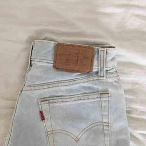  - Ljusa jeansshorts från Levis. De hade ett hål under rumpan som jag har sytt ihop. Se bild 3.