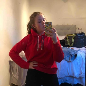  - Världens mjukaste hoodie! Så snygg färg som ger en färgklick till vardagen! Säljer pga av inte min stil! Användes under cirka 2 kvällar så som ny! Fantastik hoodie bara. 