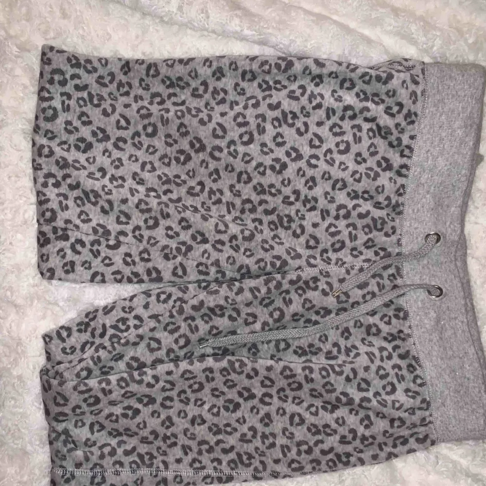 Grå leopard mjukisbyxor från Cubus i storlek M. Säljer pga aldrig kommit till använda. Pris ej inklusive frakt. . Jeans & Byxor.