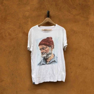 - Bill Murray som Steve Zissou från Wes Anderson's film "The Life Aquatic with Steve Zissou" - Kan hämtas i Uppsala eller skickas mot fraktkostnad.