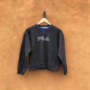  - Äldre tröja från Fila. Längd 48cm. Kan hämtas i Uppsala eller skickas mot fraktkostnad 157/162 på lappen 