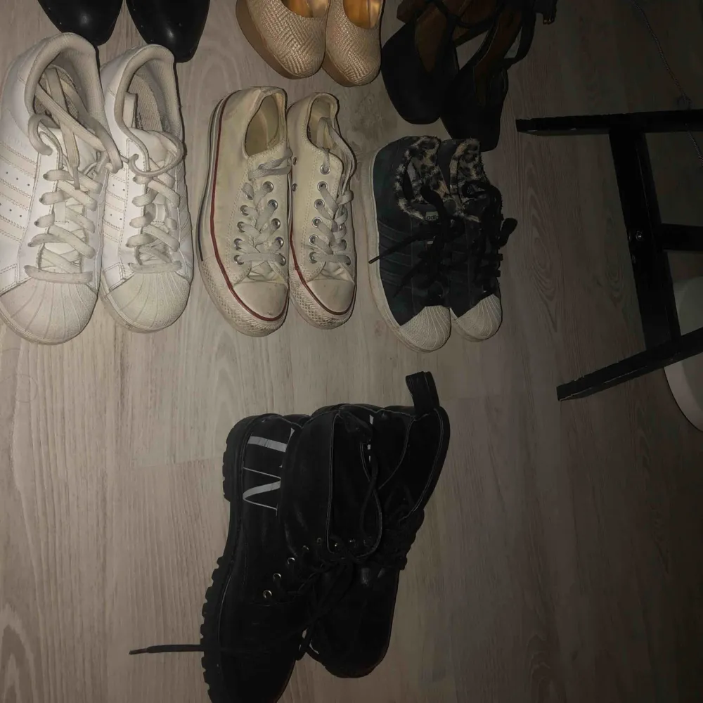 Storlekar 37 och 38, adidas o valentino 200 kr, finns i Mölndal, köparen står för frakt (bläddra). Skor.