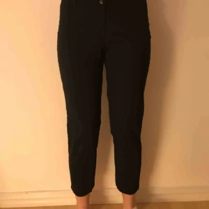  - Svarta kostymbyxor från h&m i bra skick. Tighta i modellen. Köparen står för frakt men möts upp i Stockholm!