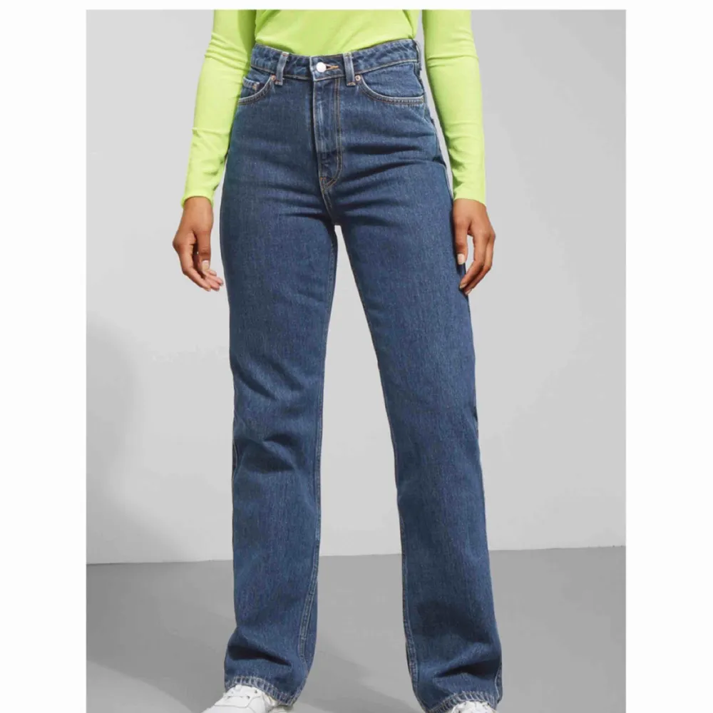 Jeans i rak modell från Weekday. Tycker dessa är så coola och snygga!  Säljer för att: för små Användning: fåtal gånger, ca 2 Inköpspris: 500kr  Material: 100% bomull. !! Köpare står för frakt !! ❤️. Jeans & Byxor.