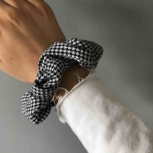  - Rutig scrunchie från glitter, köptes för 50kr 🤘🏼🤘🏼🤘🏼 säljer för att jag har två likadana