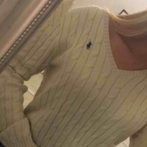 Vit Polo Ralph Lauren tröja Storlek L Aldrig använd  Köptes för 1300 säljer för 299kr  Går att skickas mot fraktkostnad