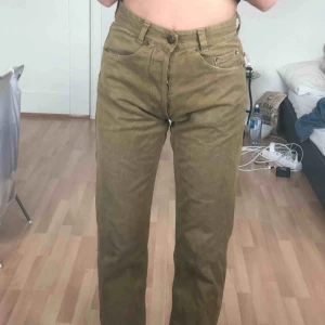  - SKITSNYGGA BYXOR!!! Köpta secondhand. Kommer tyvärr inte till användning därför säljer jag dom vidare. Jag har storlek 25 i midjan vanligtvis och är 162 cm lång ❤️🌿