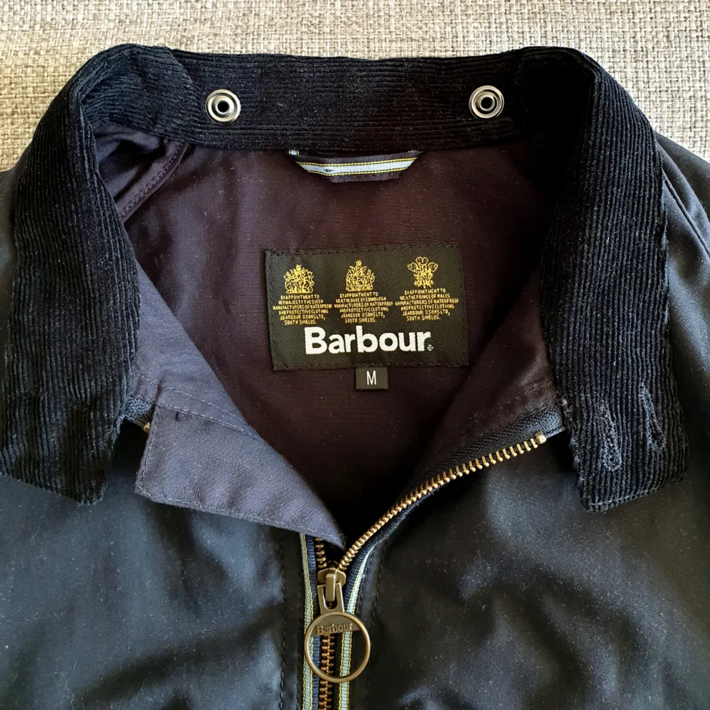Men's slim fit Barbour wax jacket size M. Used only 5 times. Like new. Color is dark blue.. Jackor.