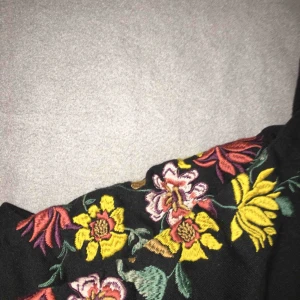  - Mjuk tröja med blommor. Egentligen älskar jag den en är i behov av pengar. 🤷🏻‍♀️