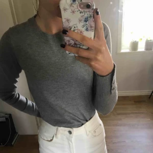  - grå tröja med guld detaljer! endast swish & frakt tillkommer! (holly & whyte)