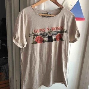  - Guns N' Roses Guns N' Roses  - Kan hämtas i Uppsala eller skickas mot fraktkostnad 