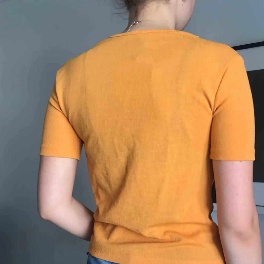 HELT NY tröja från ZARA med lapparna kvar!!  Färgen är orange/gul, superfin till sommaren😍  Köparen betalar frakten✨. Toppar.