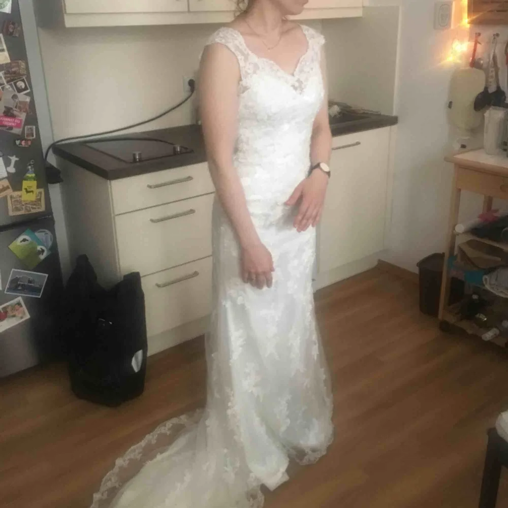 I’m selling a wedding gown I bought second hand – but changed my mind. About the dress: off-white, train, lace, satin, cut-out back, tight fit, v-neckline. Dry-cleaned & ready to wear. Feel free to contact me for a fitting – coffee included 🤗. Klänningar.