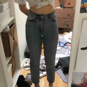  - Najs Weekdayjeans i modellen Seattle, som tyvärr blivit försmå för mig i midjan. Delar på frakten!