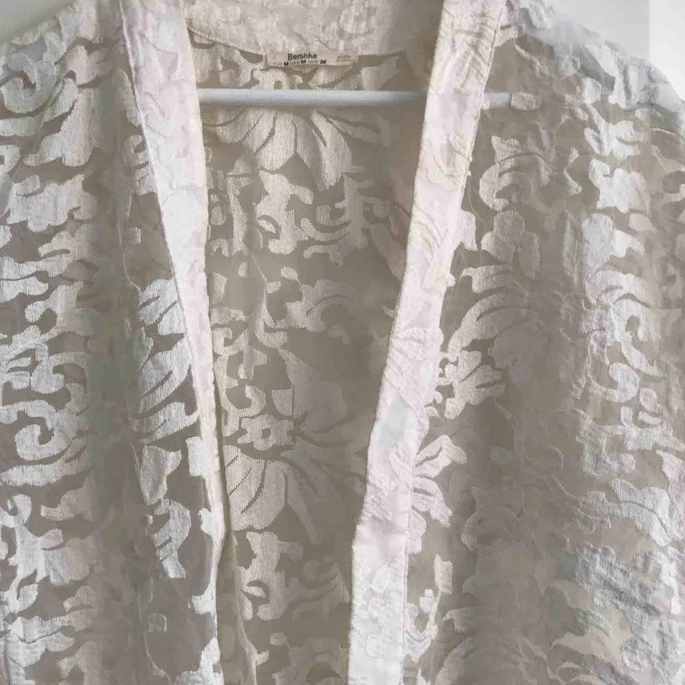 Vit ”kimono” med långa fransar och genomskinligt tyg.. Tröjor & Koftor.