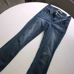  - Snygga, utsvängda jeans från Levi’s. Köpta för ett tag sen men i väldigt bra skick då dem endast har använts ca 2-3 ggr. Lite stora i storleken då jag vanligtvis inte köpte storlek 25..  - Köparen står för frakten📦 - Nypris 1000-1100 kr