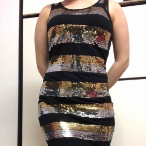  - Glittrig klänning, sitter thight på kroppen men är strechig, aldrig använd, passar alla kroppstyper. Säljer pågrund av att den aldrig kommit till användo