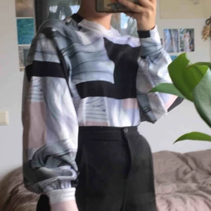  - Snygg tröja från weekday, storlek XS men skulle snarare säga S/M. Aldrig använd men väldigt bekväm :)