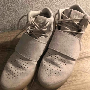  - Helt nya adidas skor i stl.36, köpta från footlocker i Malmö ett par månader sen. Kan möts upp i Malmö och Lund annars står köparen för frakt 