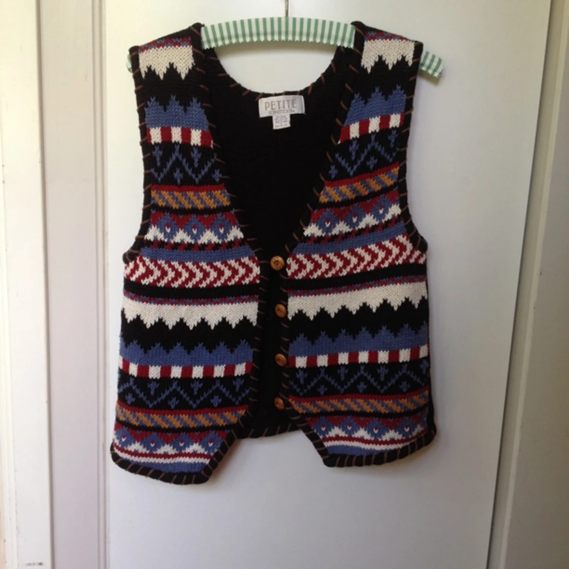 Stickad väst med träknappar. Köpt secondhand :)