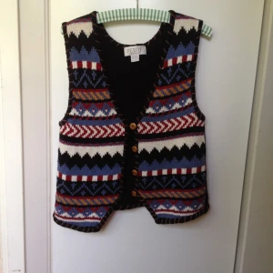 Stickad väst med träknappar. Köpt secondhand :) - Stickad väst med träknappar. Köpt secondhand :)