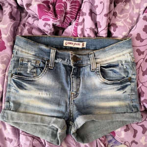 - Ett par snygga jeansshorts som är i bra skick, har kommit i användning ett par fåtal gånger.)) 