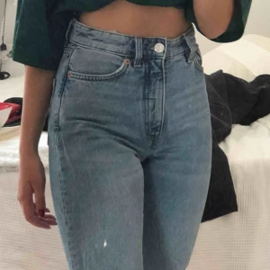  - Ljusblå jeans från monki i modellen Moluna. Byxorna är högmidjade och raka i benen. Skitsnygga men kommer tyvärr inte till användning längre, köparen står för frakt!:) Byxorna är lite uttöjda i midjan så kan nog passa en 25a också :)