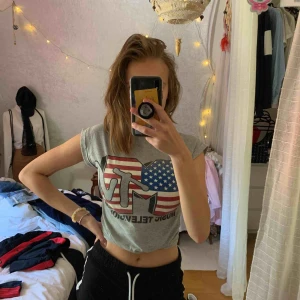  - ÄKTA MTV tröja köpt secondhand men i bra skick, trycket är lite utsuddat men tycker det ger en snygg vintage känsla! Aldrig använd, frakten ligger på ca 18 kr men kan även mötas upp i centrala uppsala😘😘