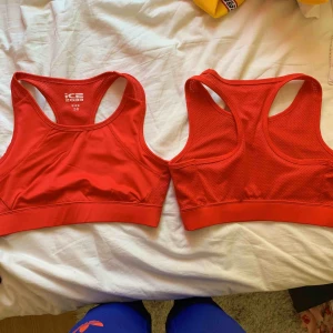  - Säljer dessa HELT oanvända sport bh-ar då de är förstora. Båda för 40 kr, frakten ligger på ca 18 kr men kan även mötas upp i centrala uppsala😘