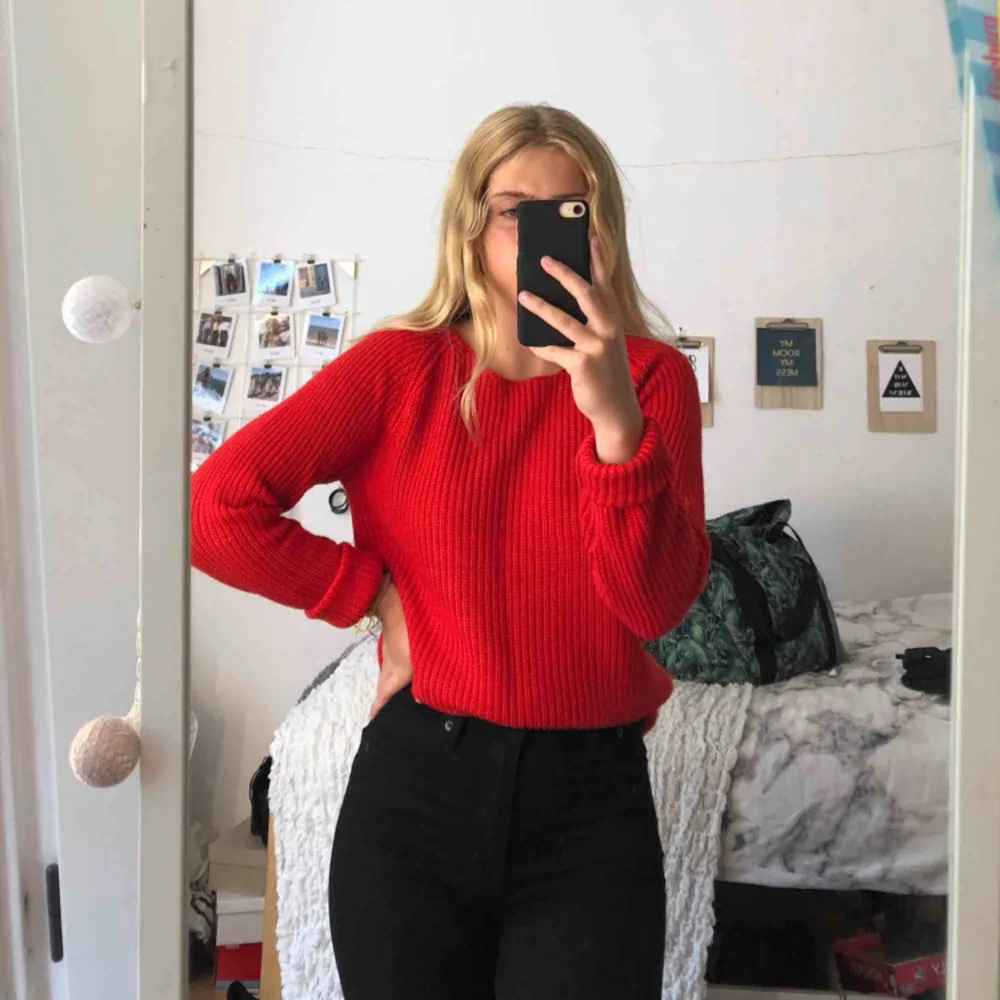 Röd stickad tröja i storlek M! På bilden har jag stoppat in tröjan, så den är längre egentligen. Köpt för cirka 250kr från ?. Knappt använd så i stort sett som ny😊💓. Tröjor & Koftor.